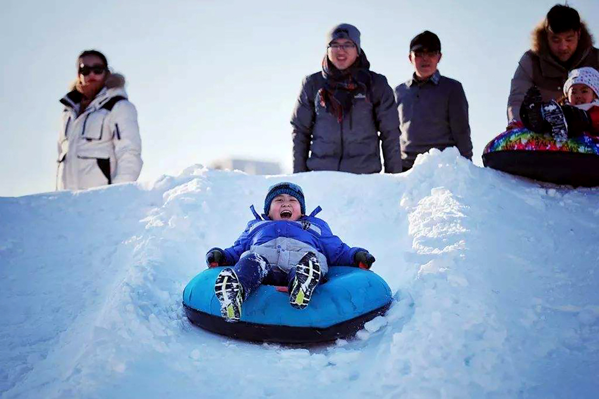 玩冰雪赏房车房车世界露营公园冰雪嘉年华正式开幕